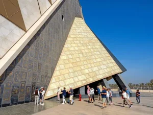 Tour Giornaliero: Piramidi di Giza e Grande Museo Egizio (GEM)