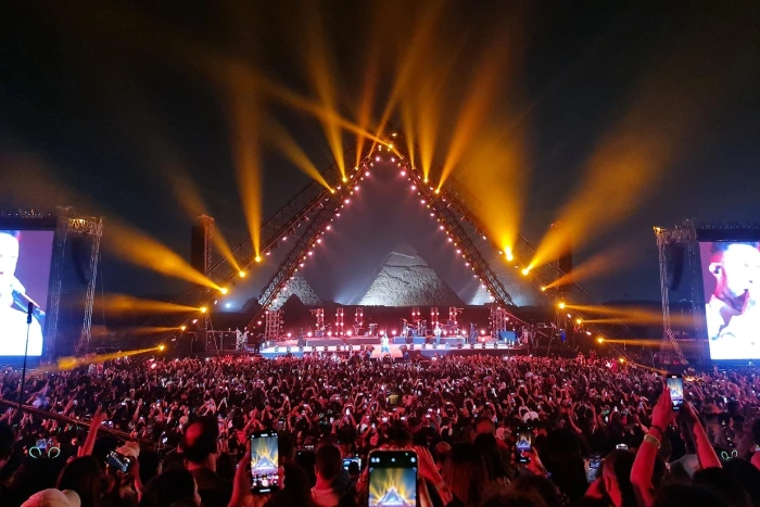 Shakira in pyramids