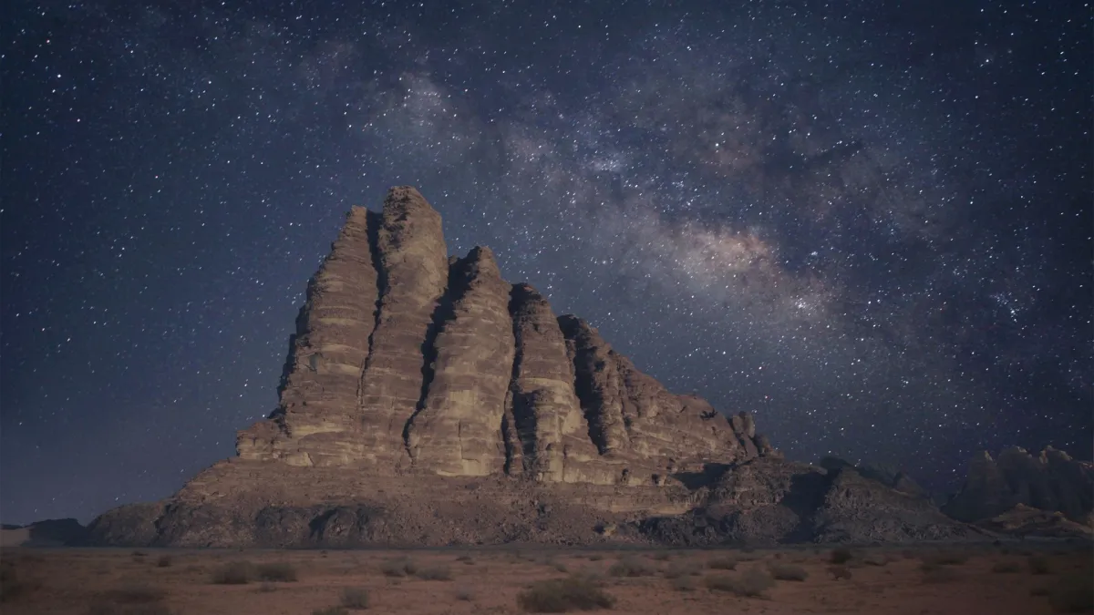Pasar la noche en el desierto bajo las estrellas.